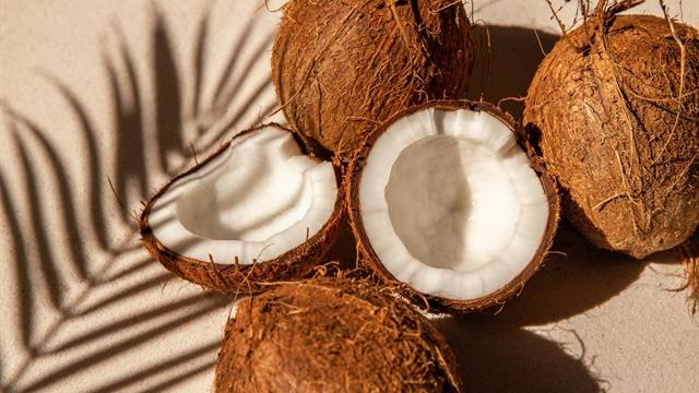 Kokos: ovoce, které prospívá střevům a nahradí i iontový nápoj